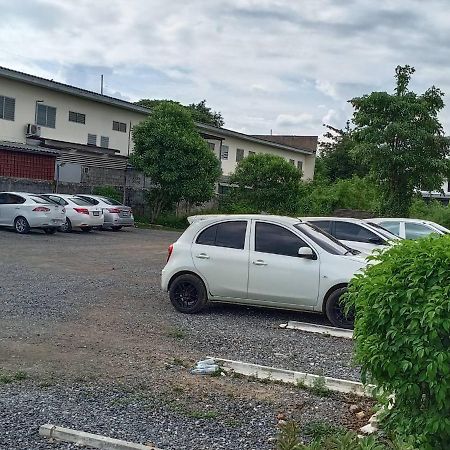 Апартаменти โสดาอพาร์ทเม้นท์​ Ban Lam Phak Kut Екстер'єр фото