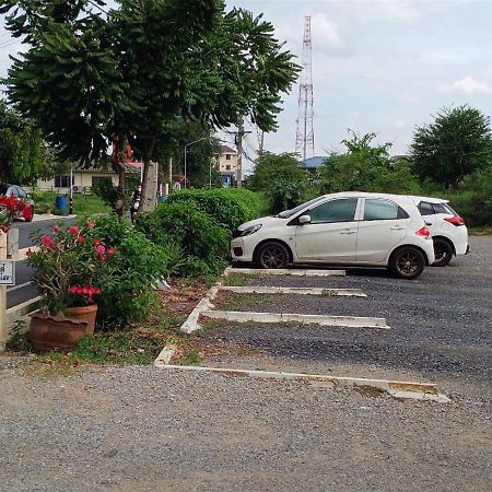 Апартаменти โสดาอพาร์ทเม้นท์​ Ban Lam Phak Kut Екстер'єр фото