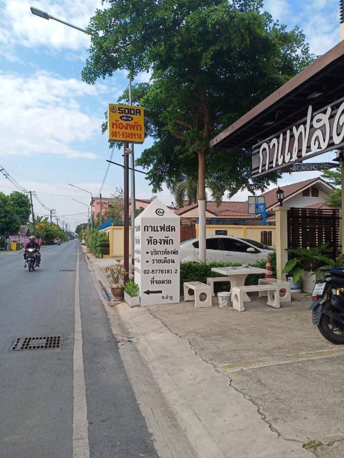Апартаменти โสดาอพาร์ทเม้นท์​ Ban Lam Phak Kut Екстер'єр фото