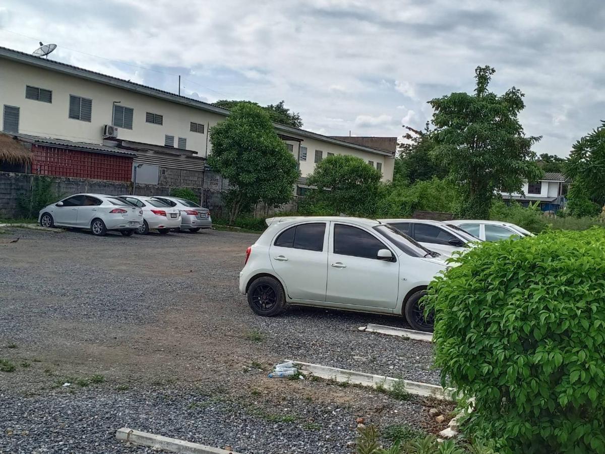 Апартаменти โสดาอพาร์ทเม้นท์​ Ban Lam Phak Kut Екстер'єр фото