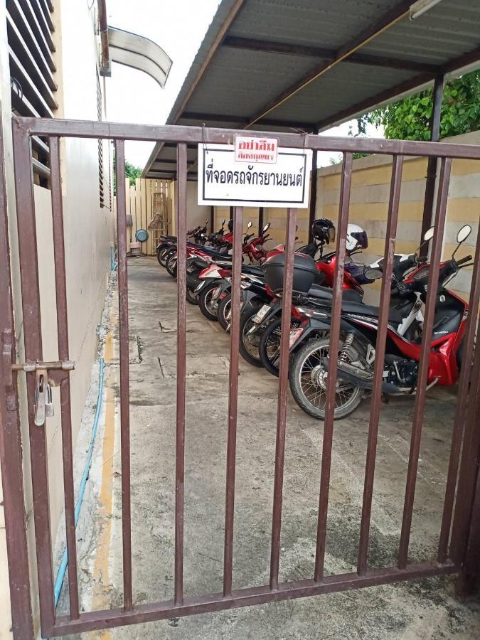 Апартаменти โสดาอพาร์ทเม้นท์​ Ban Lam Phak Kut Екстер'єр фото